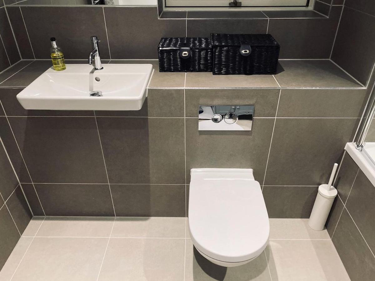 1bed Balcony Grocery Downstairs Apartment London