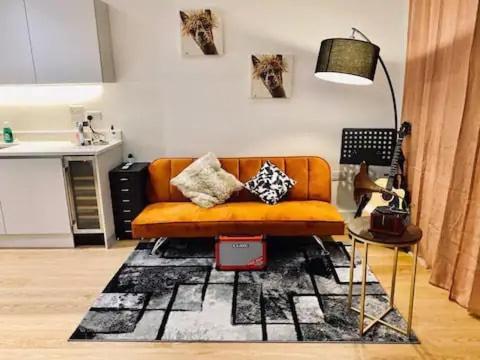 1bed Balcony Grocery Downstairs